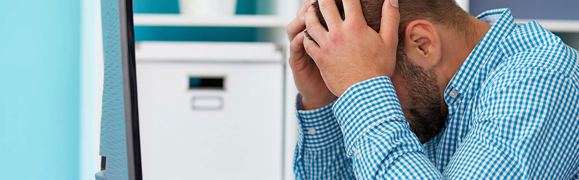 12 Steps to reduce abandonment - Frustrated man at a computer