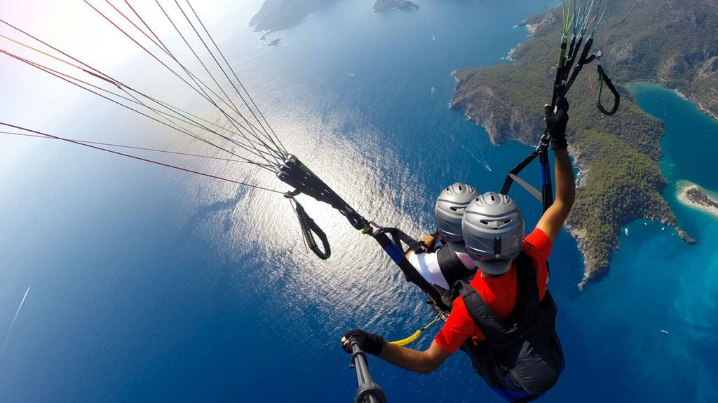 Couple paragliding