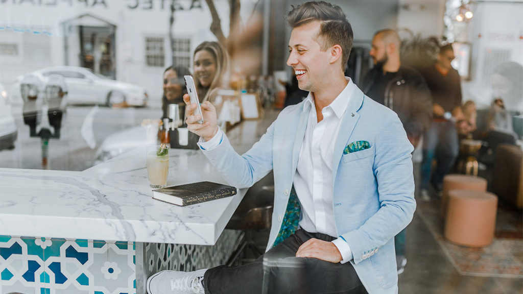 Omnichannel - Smiling man with phone